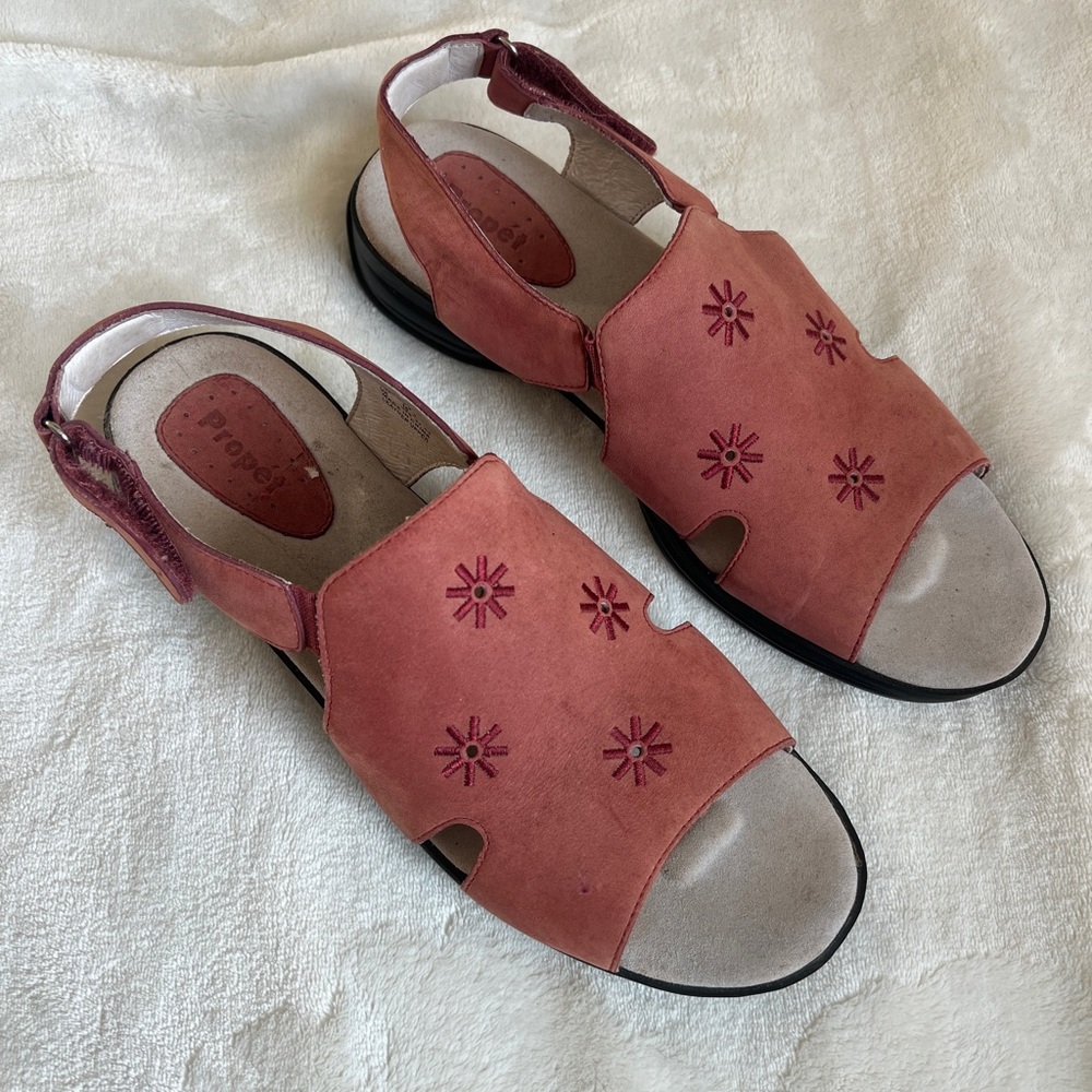 Propet Orthopedic Red Floral Women’s Sandal Shoes Size 10 EUC